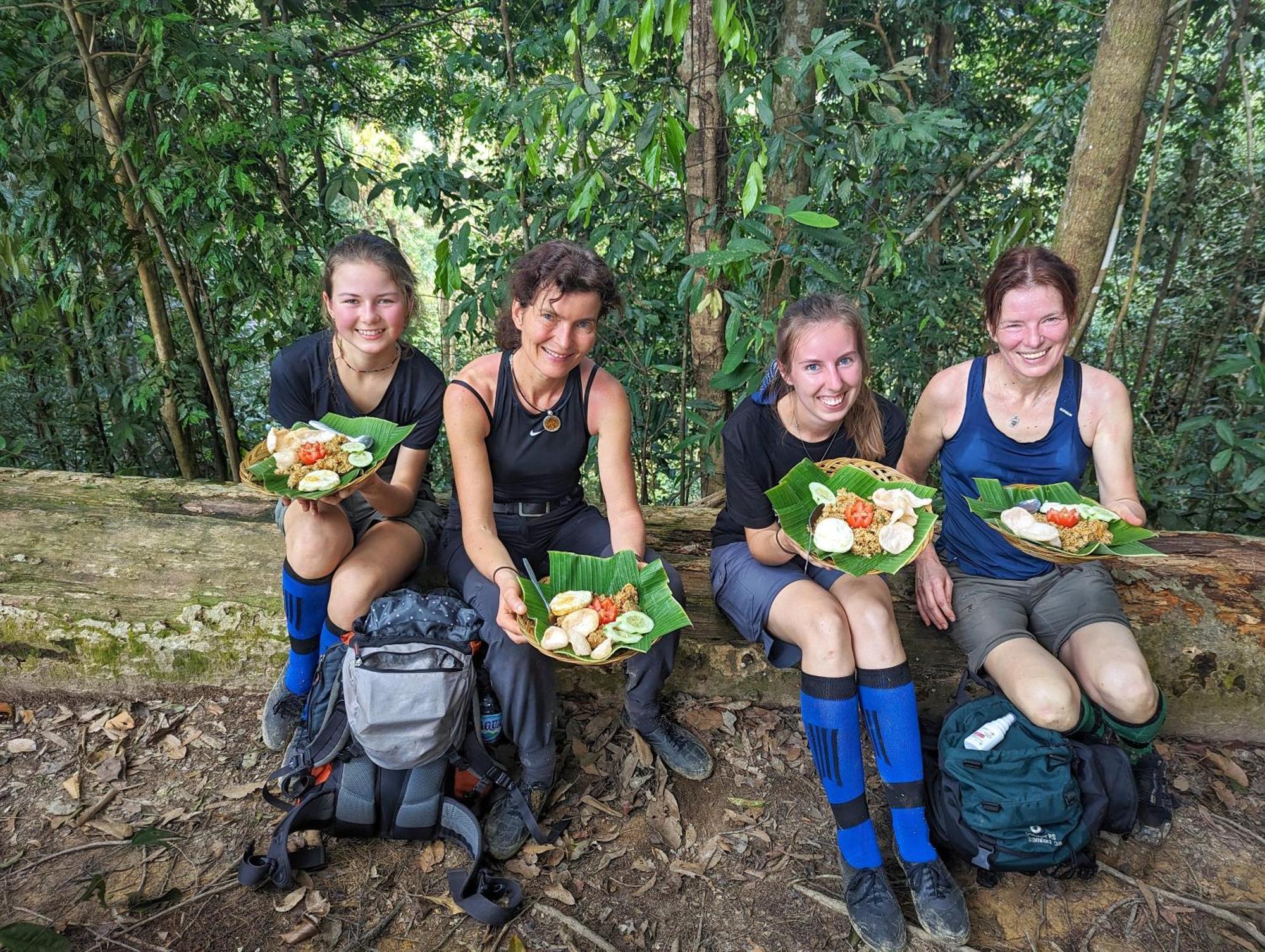 Thejungleguide - Lodges & Treks Bukit Lawang Exterior foto